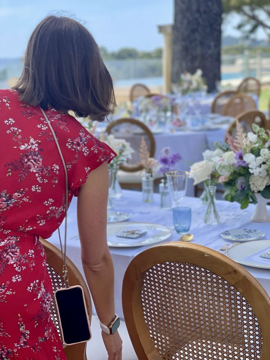 Coralie vérifie l'installation des tables lors d'un mariage en Provence