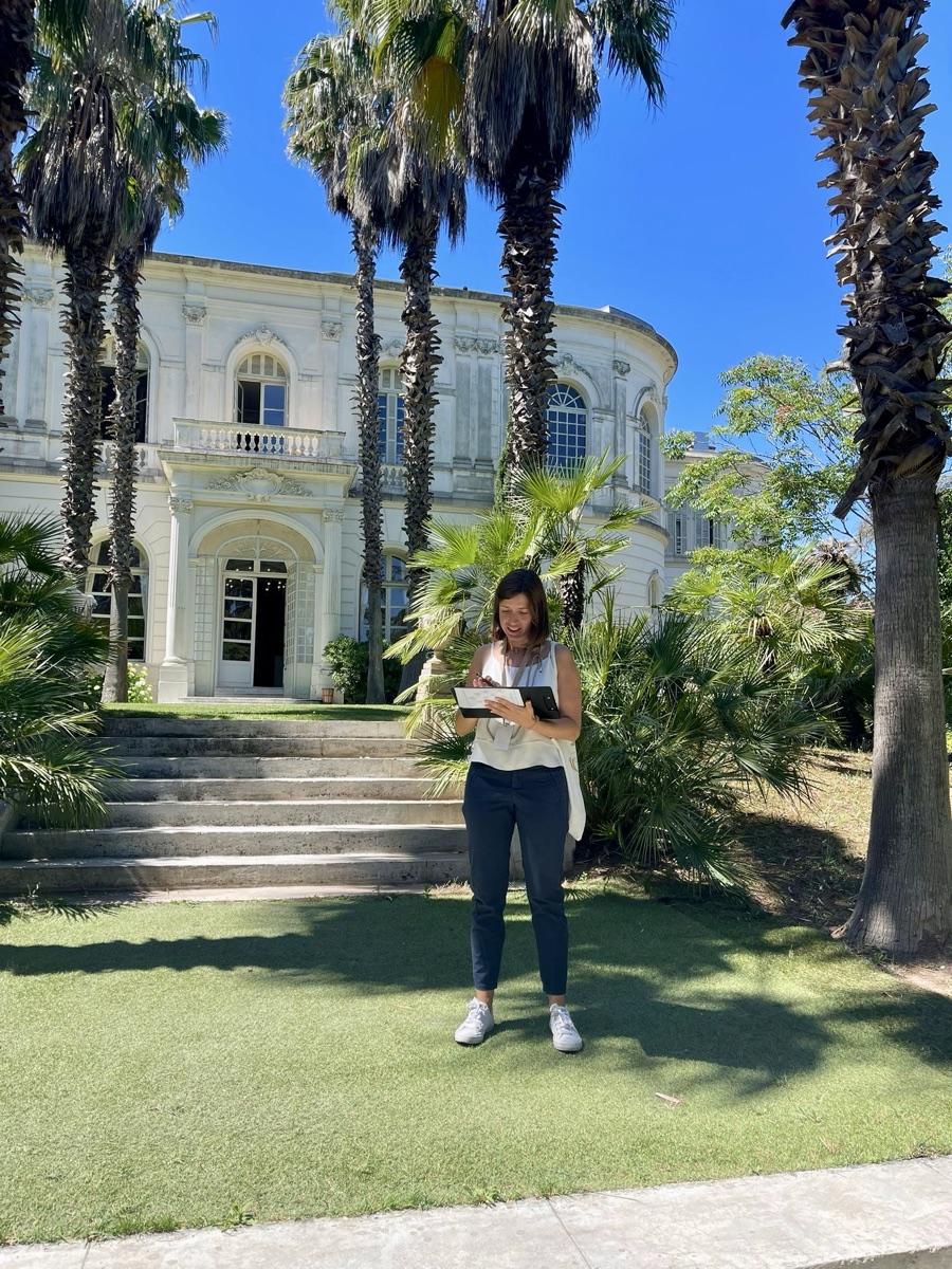 Coralie en visite technique d'un domaine en Provence
